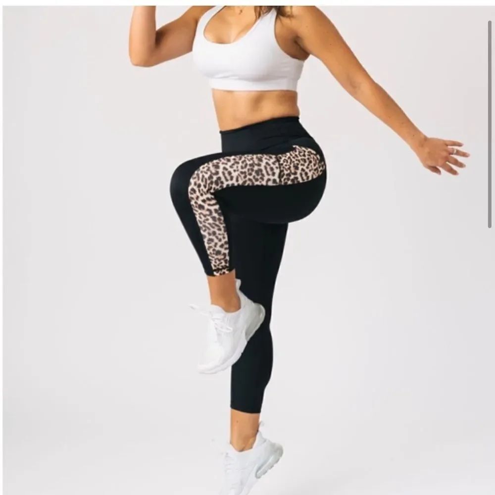 ZYIA Leopard Pocket Brilliant Hi-Rise Capri 20" Cheetah Crop Leggings Size 2